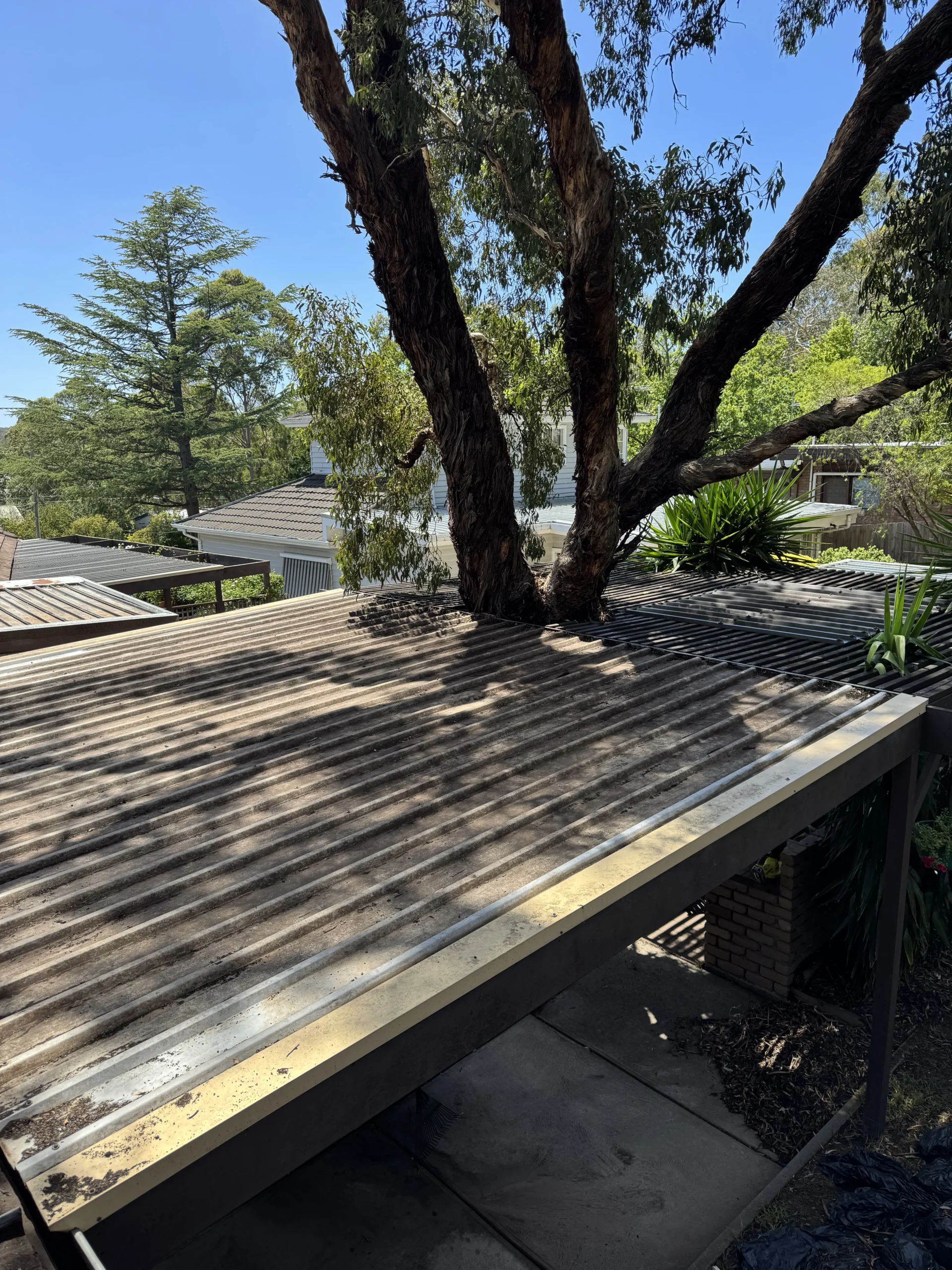 Before and after comparison of a residential gutter cleaned by TOP GUTTER PRO in Melbourne, highlighting superior cleaning services.