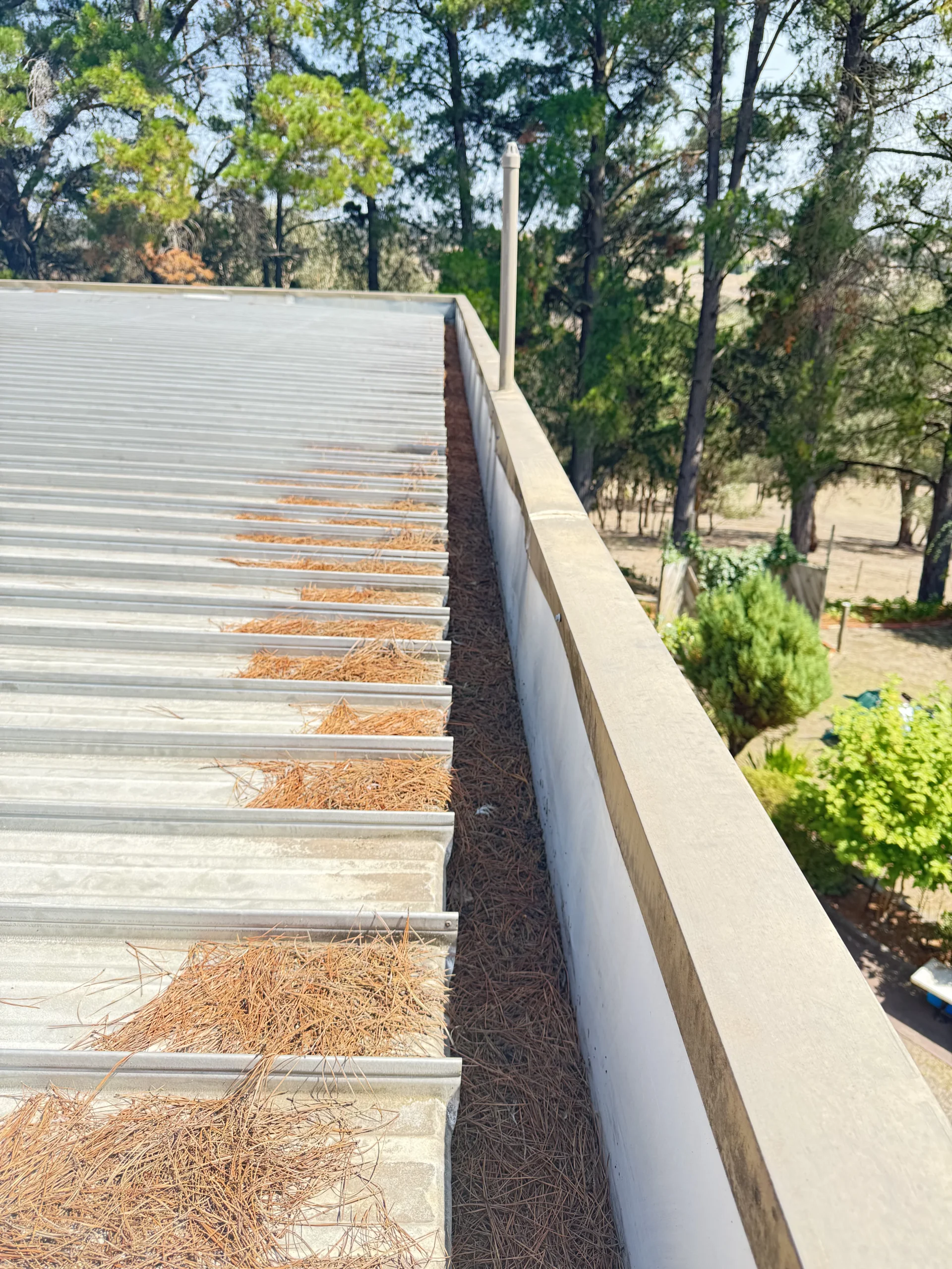 Before and after comparison of a residential gutter cleaned by TOP GUTTER PRO in Melbourne, highlighting superior cleaning services.