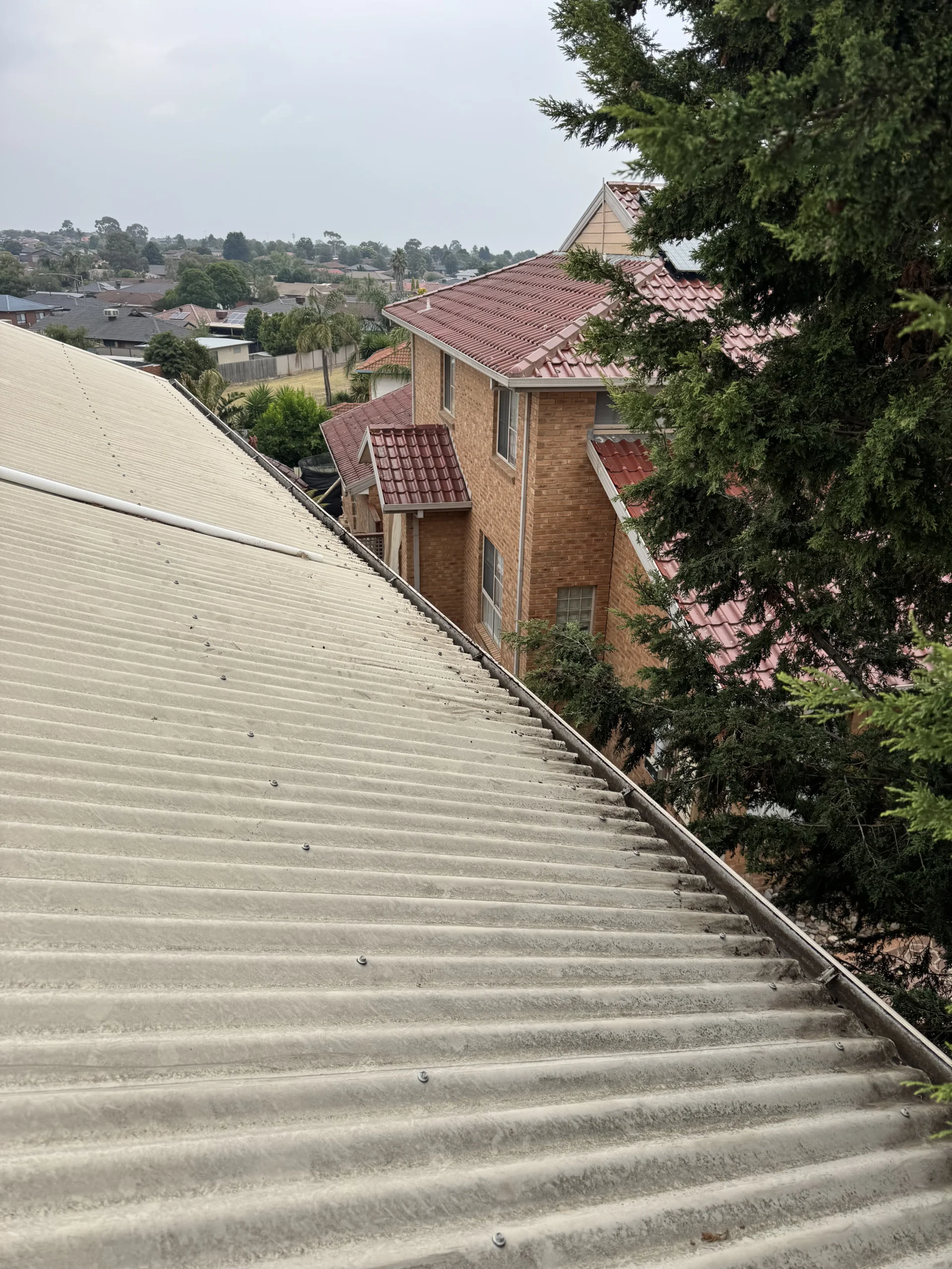 Before and after of a gutter cleaning in Melbourne, showcasing the high-quality results delivered by TOP GUTTER PRO.